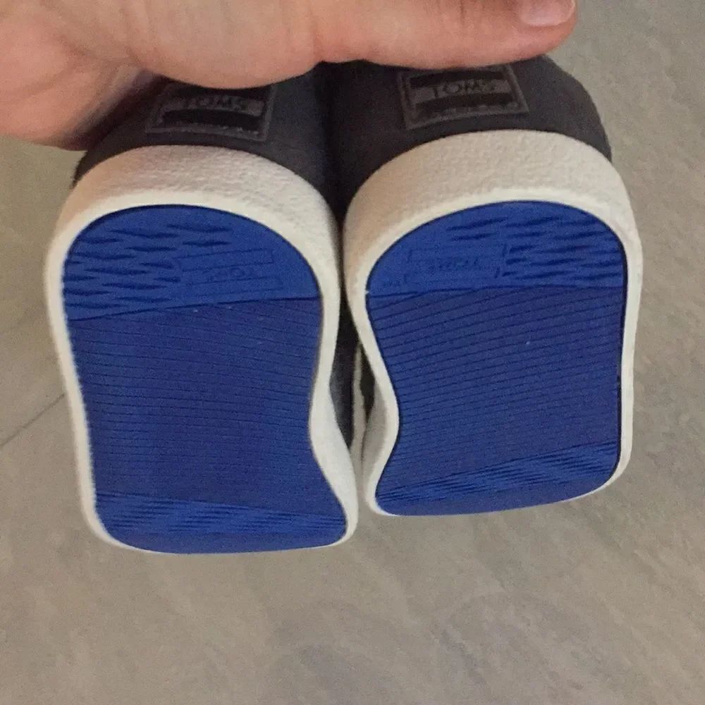 🎉1 hr Sale 🎉Boy toms shoes 💙 - Picture 6 of 6